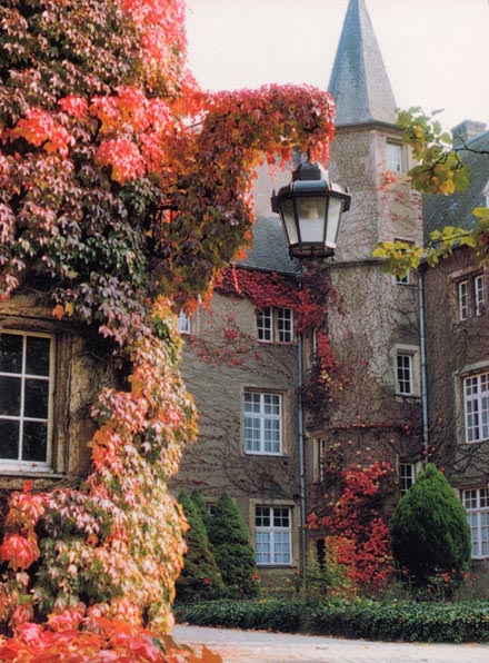 Click image for larger version

Name:	CastleCourtyard1.jpg
Views:	24
Size:	120.4 KB
ID:	18539