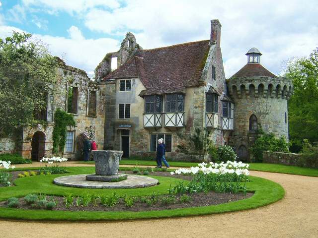 Click image for larger version

Name:	CastleCourtyard2.jpg
Views:	26
Size:	55.1 KB
ID:	18540