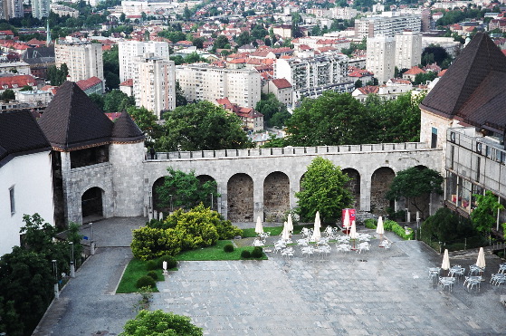 Click image for larger version

Name:	CastleCourtyard3.jpg
Views:	24
Size:	136.7 KB
ID:	18541